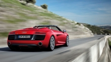 Красный Audi R8 Spyder тормозит перед крутым поворотом